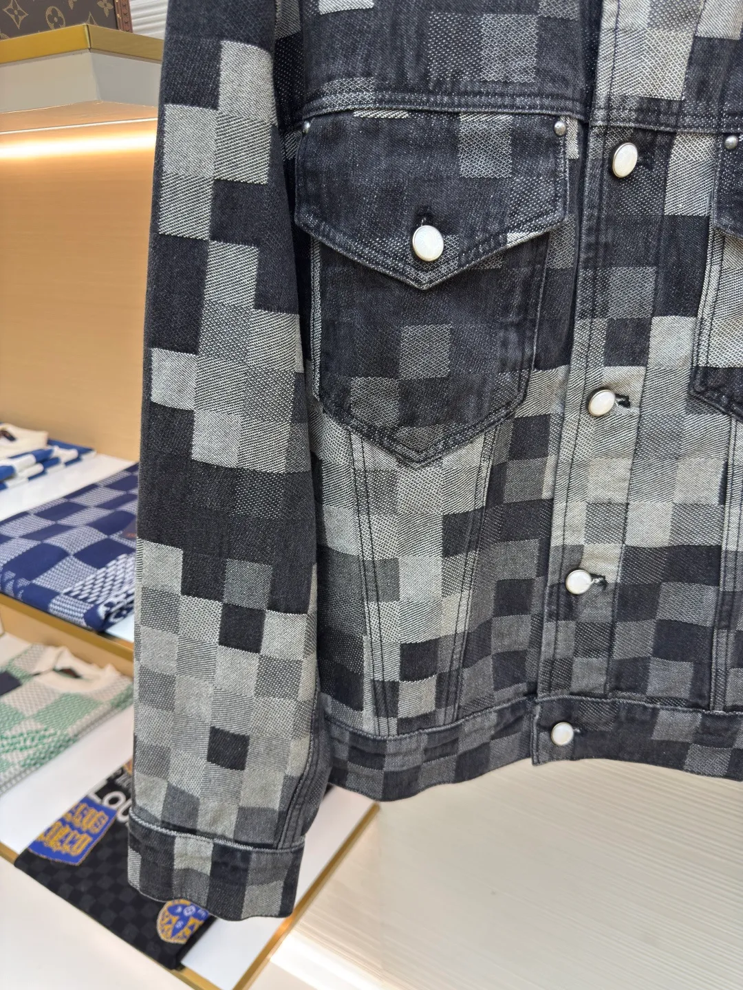 LOUIS VUITTON checkerboard mosaic denim jacket ●Authentic product: 25900 purchased and developed ●Item number: 1680019-C05 ●Fabric: denim fabric ●Technology: Jacquard technology ●Version: Fitted version ●Size: 46-48-50-52 ●Weight: about 1250g ●Description: Gradient mosaic plaid fabric developed as it is Restored letter jacquard on denim The minimum order quantity for the pearl hardware laser engraving logo is 6w. The cost of a single pearl button is RMB. The details are processed perfectly. After the garment is ready, the enzyme soaking and washing process is used to make the denim slightly yellowed to show the traces of time. Finally, the buttons are hand-buttoned. Machine equipment cannot be used for buttoning because the button material is pearls. The scrap rate of machine buttoning is 40%. The 13 pearl buttons on the whole body are all hand-buttoned. Unreplicable works of art pay tribute to Fei Dong. The overall wiring is straight and delicate, the fabric is comfortable and soft, and the color is consistent without color difference. It can be matched with the same style to create a fashionable look and control various occasions. Customized accessories, complete with three standards, same style for men and women!
